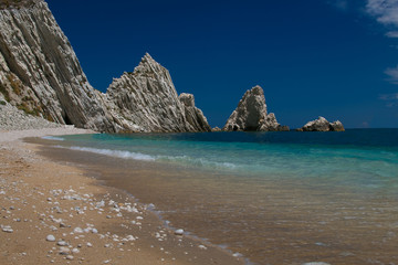 Spiaggia delle due sorelle nella riviera del Conero, Marche