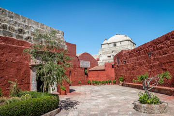 Canvas Print - Santa Catalina Monastery with a religious quote on the wall - Arequipa, Peru