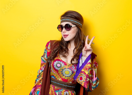 Cuadros en Lienzo Young hippie girl with sunglasses