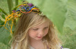 wunderschönes Mädchen mit Blumen im blonden Haar sieht aus wie eine Elfe, Fee