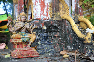 Autel. Lieu de culte. Wat Simuong. Wat Si Muang. Vientiane. Laos. / Altar. Place of worship. Wat Simuong. Wat Si Muang. Vientiane. Laos.