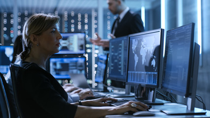 Aufkleber - Female Government Employee Works in a Monitoring Room. In The Background Supervisor Holds Briefing. Possibly Government Agency Conducts Investigation.