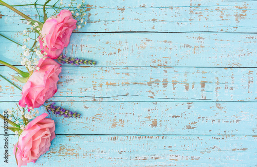 Fotovorhang - Sommer Blumen Rosa Rosen Lavendel mit Schleierkraut auf Holz hellblau mit Textfreiraum (von vulcanus)