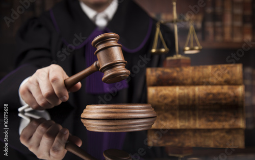 Cuadros en Lienzo Justice and law concept, Male judge in a courtroom striking the gavel