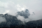 Fototapeta Na ścianę - versteckter Berg in den Wolken