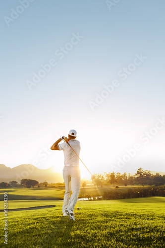 Obrazy golf  mlody-mezczyzna-gra-w-golfa-w-sloneczny-dzien