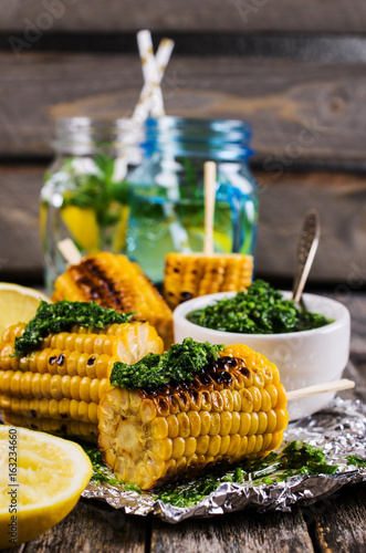 grillowana-kukurydza-na-goraco-na-patyku