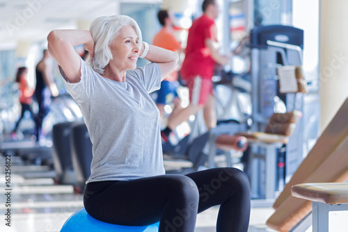 Fotomural Old lady doing exercises on fitness ball