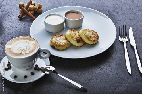 malutkie-pancakes-z-czekolada-i-filizanka-malej-kawy