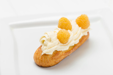 Wall Mural - Eclair with vanilla cream and raspberries