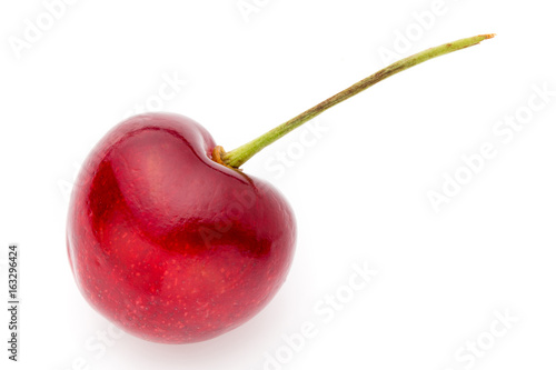wisnia-z-ogonkiem-na-bialym-tle