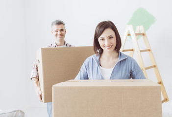 Wall Mural - Couple moving into a new house