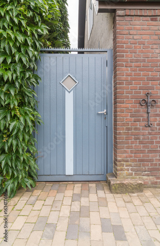 Holztur Zum Garten Eines Hauses Buy This Stock Photo And Explore