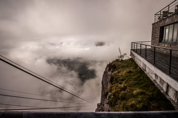 Preciosa vista en lo alto de los picos de europa, las nuebes y los cables te teleferico de fondo