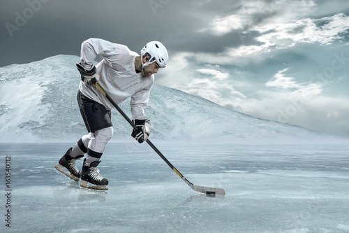 Zdjęcie XXL Lodowy gracz w hokeja na lodzie w górach