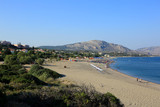 Fototapeta Fototapety z morzem do Twojej sypialni - Piękna plaża na Rodos w Grecji, parasole i leżaki na plaży wzdłuż morza.