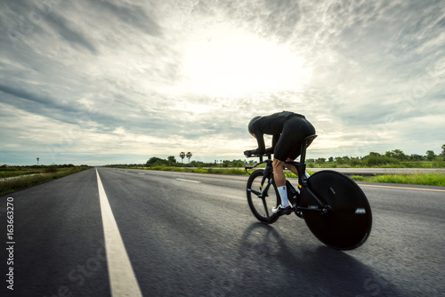 Zdjęcie XXL Azjatyccy mężczyźni są rowerem &quot;rowerów na czas&quot; rano