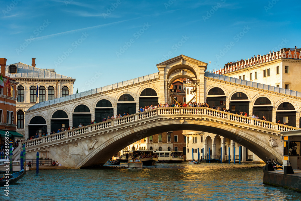 Old medieval Rialto Bridge over the Grand Canal, Venice, Italy - obrazy, fototapety, plakaty 