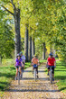 vier Senioren machen eine entspannte Radtour im Herbst