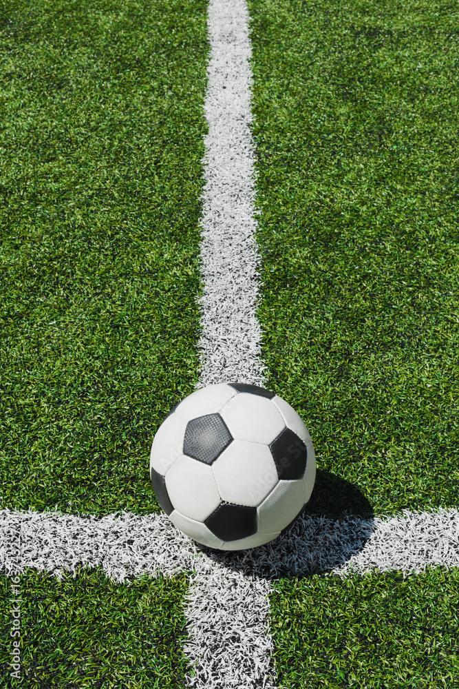close up view of soccer ball lying on green soccer pitch - obrazy, fototapety, plakaty 