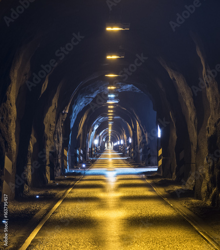 Zdjęcie XXL Podziemna jaskinia tunelowa