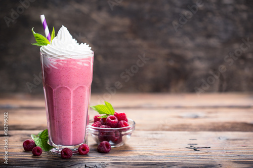 milkshake-malinowy-z-bita-smietana-i-kolorowa-slomka