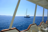 Fototapeta Fototapety z morzem do Twojej sypialni - Piękny widok z pokładu statku pasażerskiego na jacht zakotwiczony na morzu.