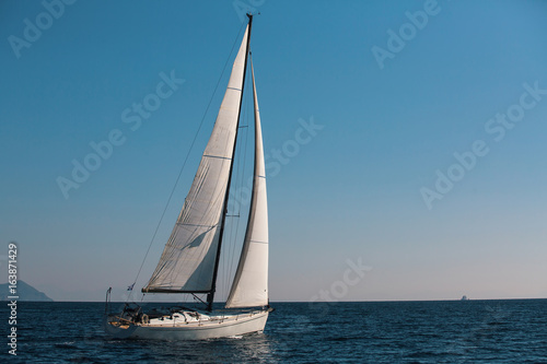 Fotografie, Obraz Sailing in the wind through the waves at the Sea