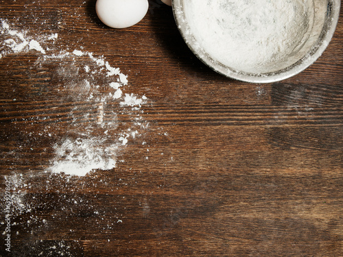 Plakat Brudzi kulinarnego stół z mąką i pucharem, jajka karmowy pojęcie, odgórnego widoku kopii przestrzeń