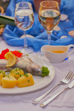 Fototapeta Krajobraz - Forelle blau gekocht mit Beilagen und buttersoße Wein und Wasser dekoriert