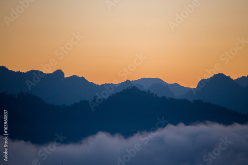 Foto Silhouette layers of mountains in the morning.