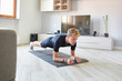 © CreativePhotography - Ragazzo fitness a casa con app pettorali