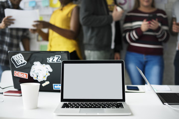 Poster - Laptop Screen Showing Blank Desktop on White Table