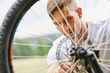 Teenager mit Reifenpanne beim Fahrrad reparieren