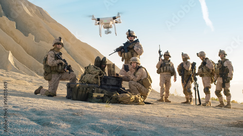 Dekoracja na wymiar  zolnierze-uzywaja-drona-do-zwiadu-podczas-operacji-wojskowej-na-pustyni