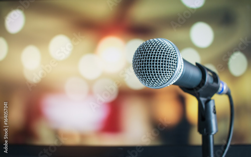 Fotografía Microphone for speaker on abstract blurred of speech in seminar room or speaking