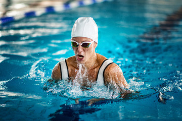 Wall Mural - Female swimmer on training in the swimming pool