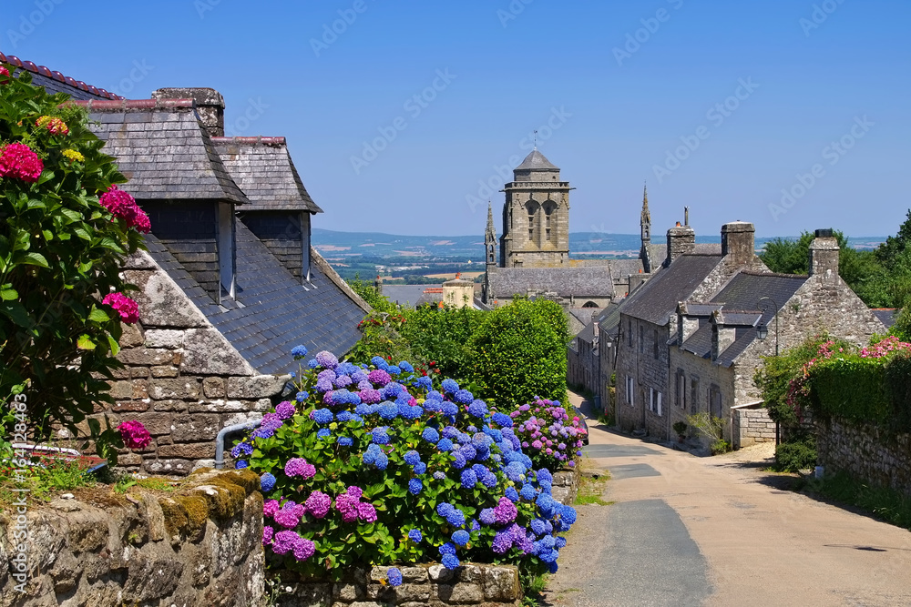 das mittelalterliche Dorf Locronan in der Bretagne - medieval village of Locronan, Brittany - obrazy, fototapety, plakaty 