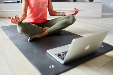 ragazza fa yoga a casa con pc