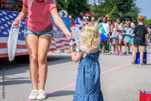 Cuadros en Lienzo handing candy to little girl at hometown 4th of July parade