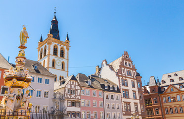 Historische Hausfassaden Hauptmarkt Trier Rheinland Pfalz Deutschland