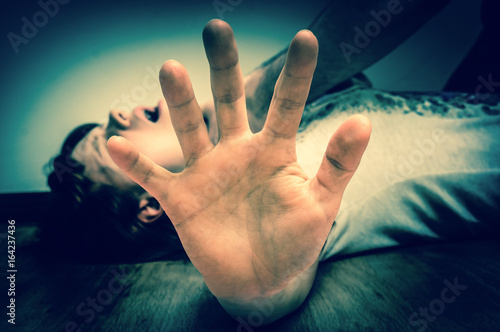 Fotografie, Obraz Man tries to strangle woman on the floor - retro style