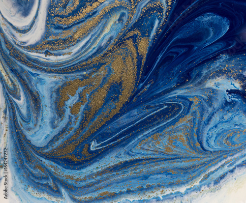Fototapeta na wymiar Marmurowy błękitny i złoty wzór