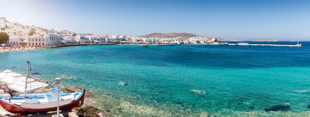 Wall Mural - Panorama des alten Hafens von Mykonos mit türkisem Wasser, Griechenland