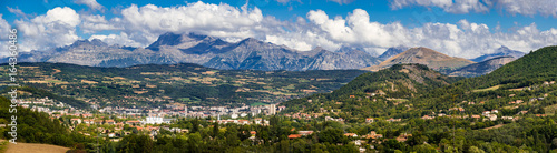Fotomural The city of Gap in the Hautes Alpes with surrounding mountains and peaks in Summer