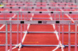 Detailaufnahme von Hürden in der Leichtathletik
