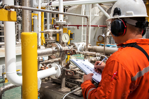 Fotografía Technician,technician in oil and gas refinery industrial in the job record morni