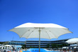 Piękny biały parasol na basenie na wyspie Rodos w Grecji.