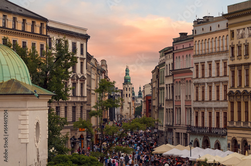 Plakat Ludzie jeżdżą ulicą Grodzką w Krakowie