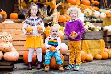 kids having fun at pumpkin patch